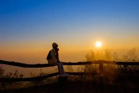 女游客是一个兴高采烈的人,她在看日出照片