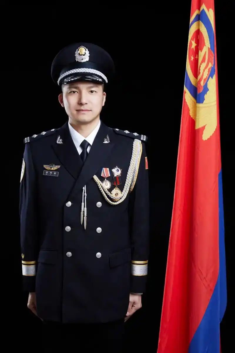 你好,警察节丨这波警礼服照,又帅又飒!