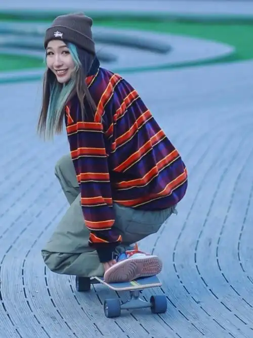 穿上西海岸复古条纹polo衫和滑雪裤去滑板