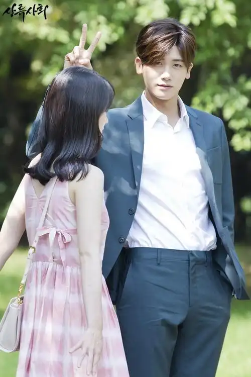 7月8日,sbs月火剧《上流社会》公开了一组主演朴炯植和林智妍的