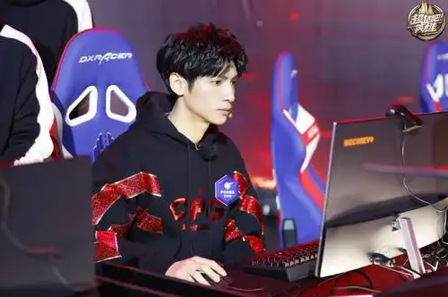 罗云熙新戏杀青,最新剧照帅气逼人,眼神全是戏人物形象太贴合