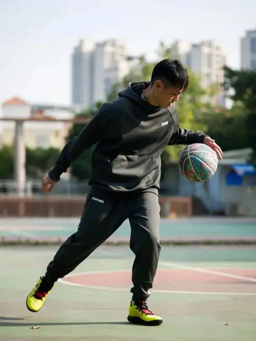 打球也别忘了添衣保暖哦~-衣服:courtman野球帝-#球类运动日常  #篮球