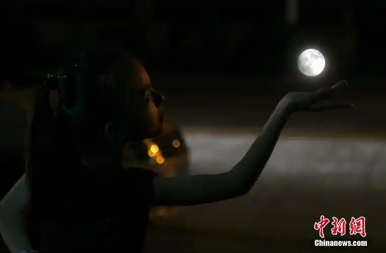 9月24日晚,中秋之夜,福州小女孩"手捧"圆月过中秋.