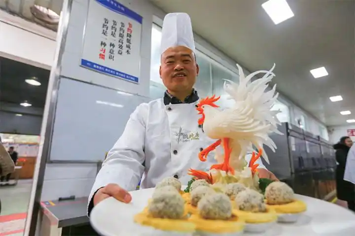 厨师展示参赛菜品