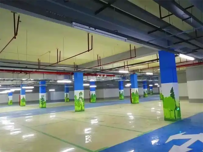 充满艺术气息的停车场车库彩绘