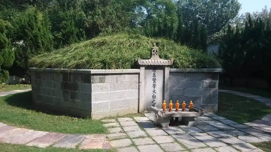 李白墓应当是真迹毕竟有啊不少历史记载不然也不会成为全国保护文物