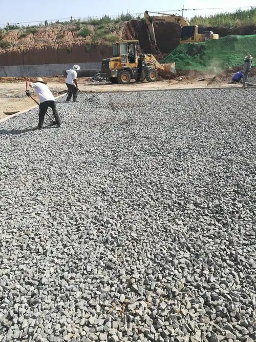 一,今日作业 1,施工南广场上层安装基础模板,铺设碎石垫层,绑扎基础