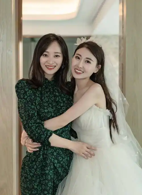 王治郅娇妻消极发文,删除结婚证照片,两人许久未同框_周蕾_宋扬_八一