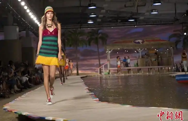 模特着比基尼上演水上时装秀