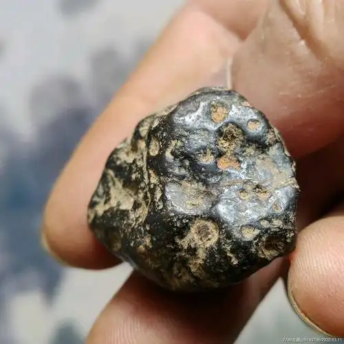 因其来源不明,而且是世界上唯一的黑宝绿陨石而