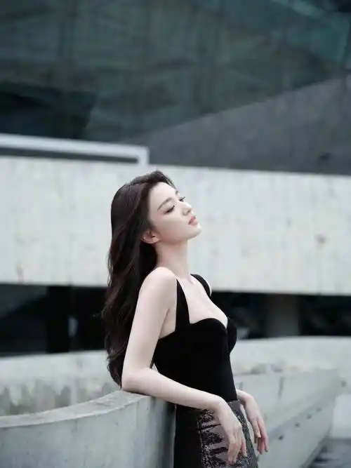 人气女星王楚然身穿褐色大衣内搭黄褐色连衣裤,充满高冷迷人气质_黑色