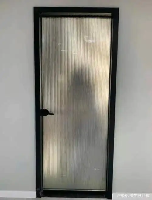 那必须在长虹玻璃中间加一层磨砂玻璃,这样才能起到透光不透人的效果