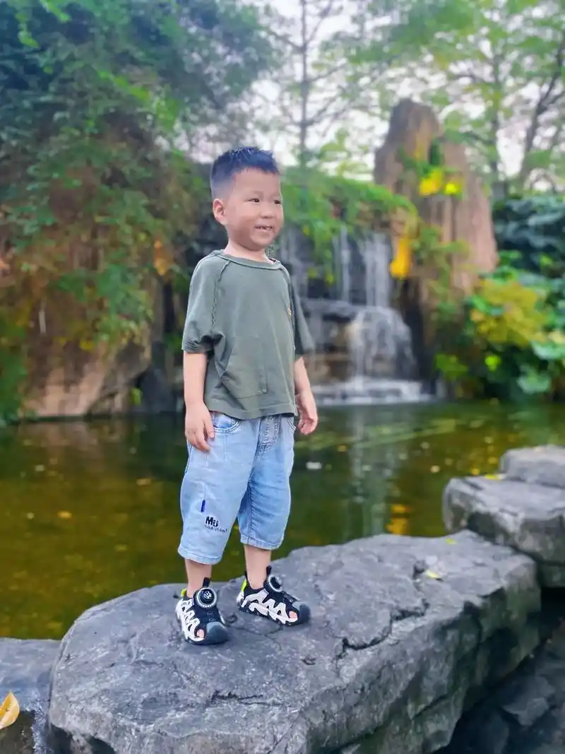 我很幸运,上天赐给我了一个可爱的小男孩,他那么小,什么都不懂