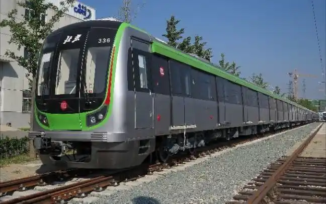 北京地铁16号线315开往北安河方向列车驶出马连洼站