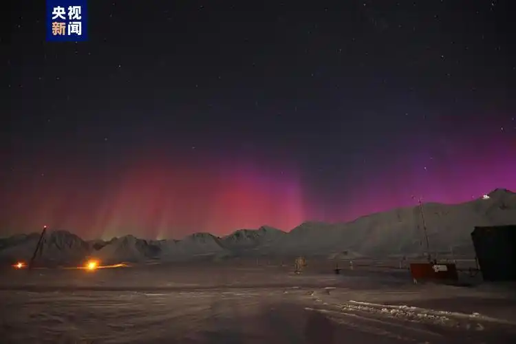 红绿极光舞动 漠河再现北极光-新湖南