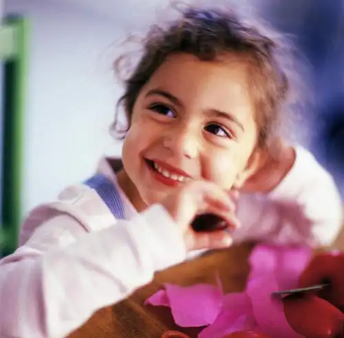 西方人,儿童,手,一个人,坐,笑,微笑,露齿笑,横图,室内,特写,白天,正面