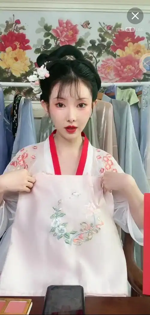 古风美女惊艳古装秀,薄纱抹胸唐制汉服仙气十足