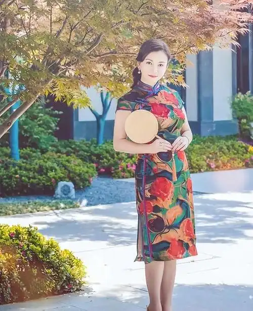 妈妈的吻原唱者朱晓琳在直播中依旧风度翩翩