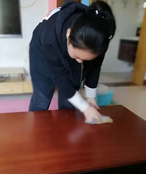 说干就干先从擦桌子开始. 下面就开始刷洗脸台了,我们家人不多