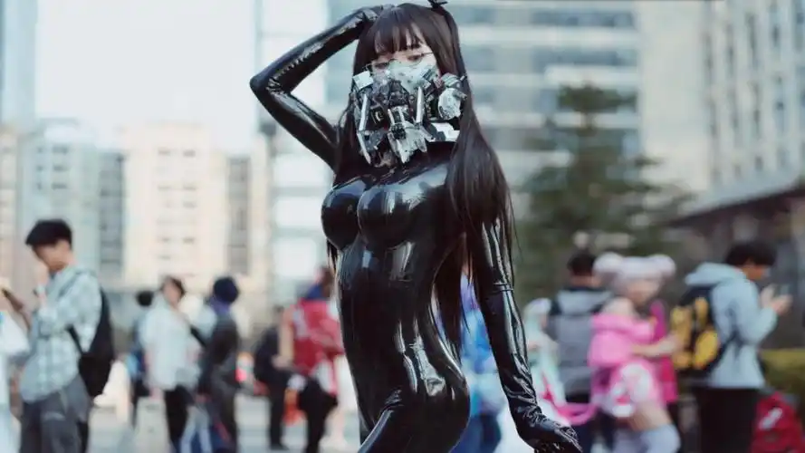 居然是女装大佬胶衣凸显的性感身材不输女生