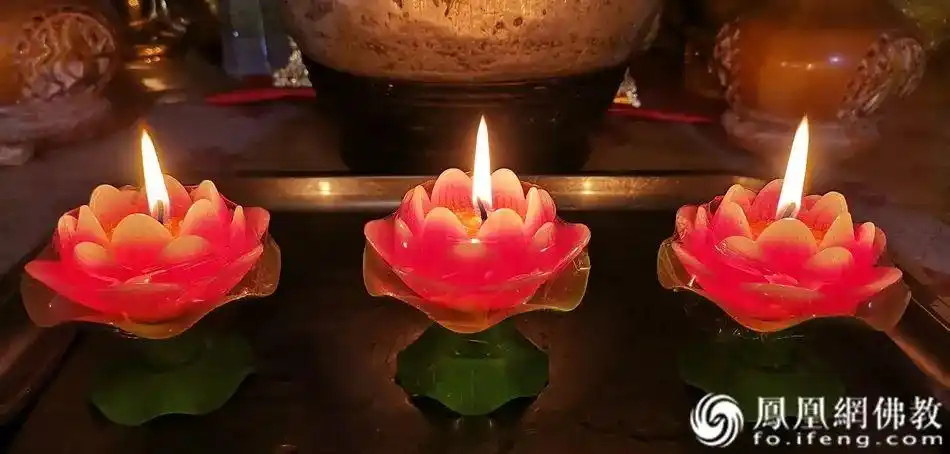 善信可带鲜花,水果,清水等贡品至寺院上香,点灯,礼佛,受戒,禅修,供斋