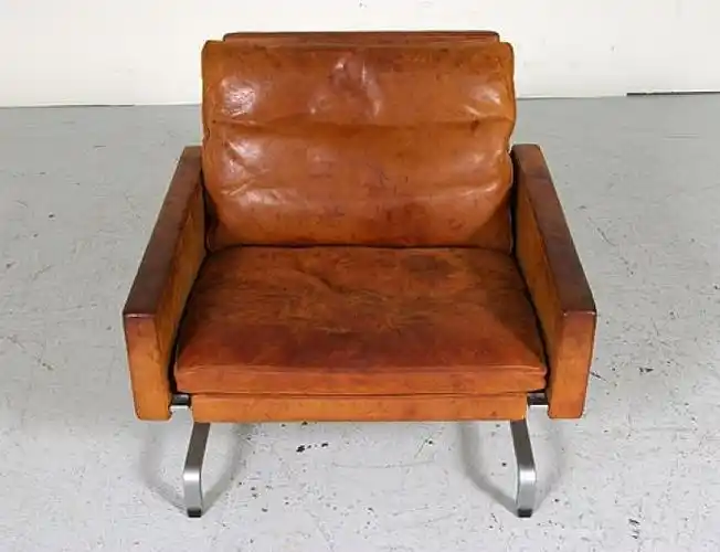 旧皮质沙发.儿时的回忆,现在多想拥有一把.