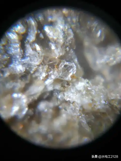 这是一颗钻石陨石,是含有碳元素的陨石经高温高压撞击地面后所形成的