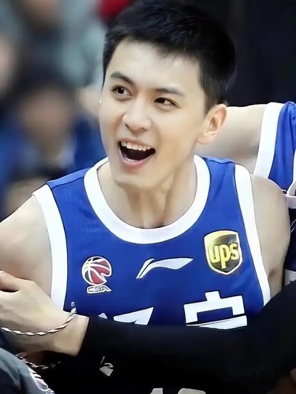 杨鸣婚变风波升级!与小三穿情侣装,亲密搂抱,更多证据被扒