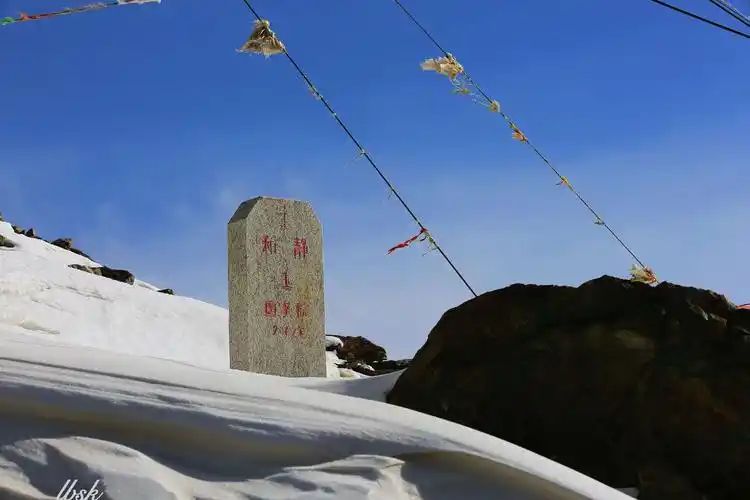 海拔4280米胜利达坂老虎口南坡处的和静县地界碑依稀可见.