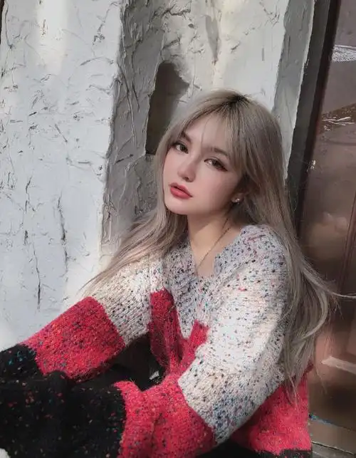 周扬青毛衣香肩白皙撩人美照图片34