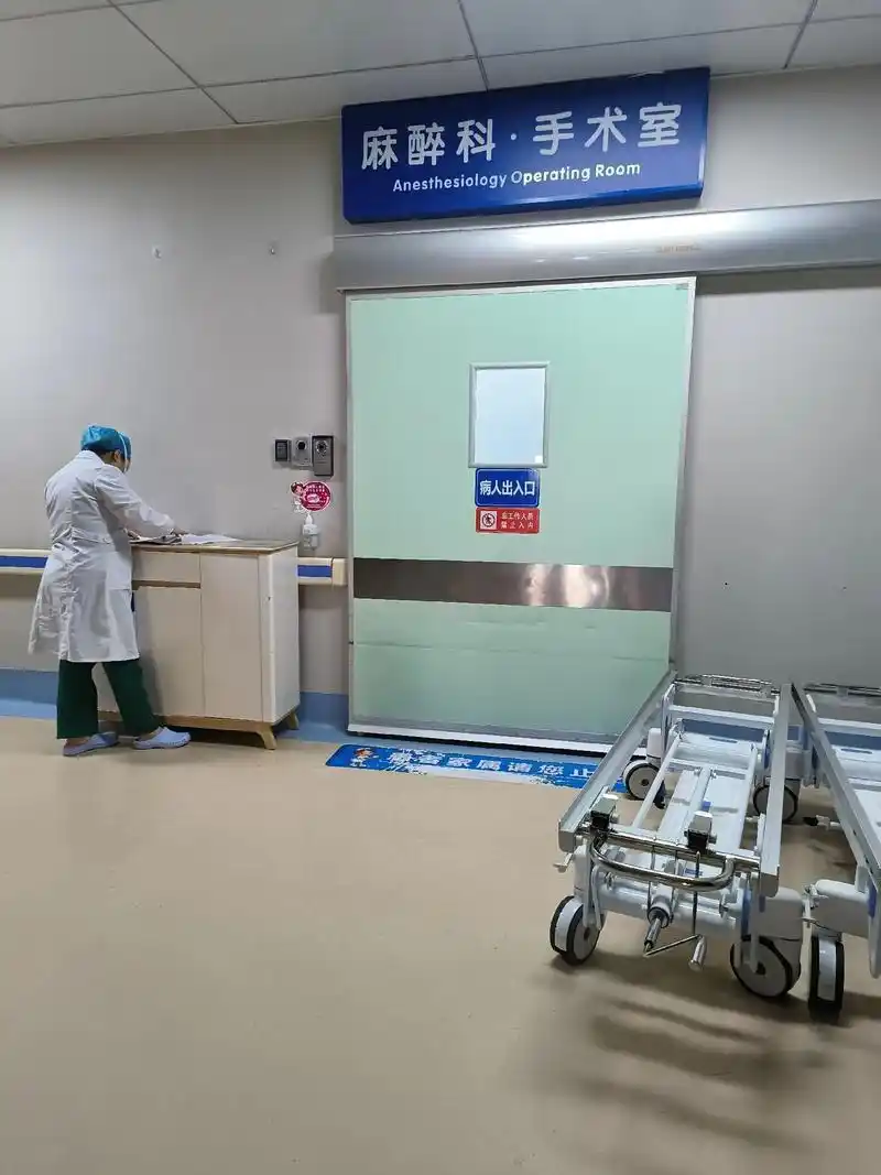 我的宝贝很勇敢的,自己穿上病服,医生牵着乖乖的就进去手术室了 - 抖