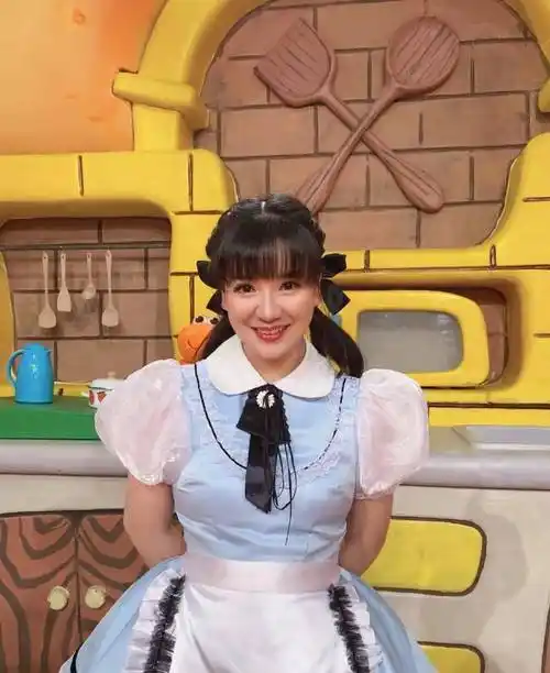 主持《智慧树》18年,如今怀二宝的"红果果",拍全家福真甜蜜_泡泡_造型