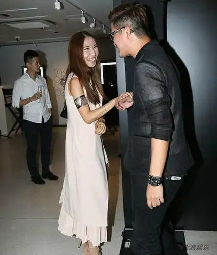 黄恺杰携女友出席活动 女方全程表现害羞
