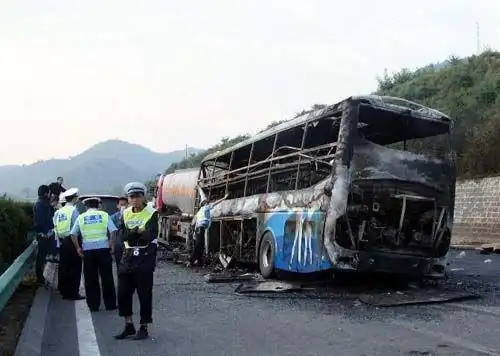 重庆包茂高速交通事故15人死亡 56人不同程度受伤(3)