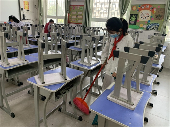 这次教室卫生大扫除中,师生们严格按照学校制定教室卫生打扫标准,重点