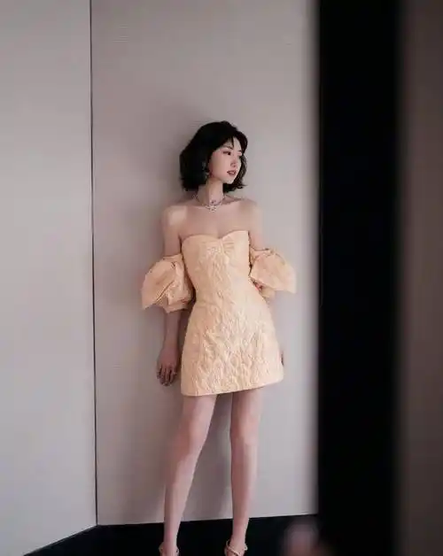 原创毛晓彤出席车展活动当车模穿鹅黄色抹身材短裙豪车配美女最香了