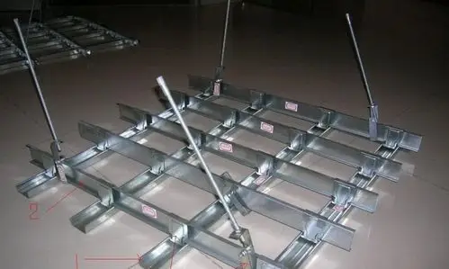 吊顶不平:原因在于大龙骨安装时吊杆调平不认真,造成各吊杆点的标高不