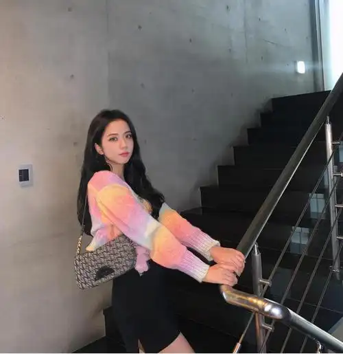 金智秀不愧是女团的扛把子,黑色高跟鞋配紫色毛绒包,又酷又可爱