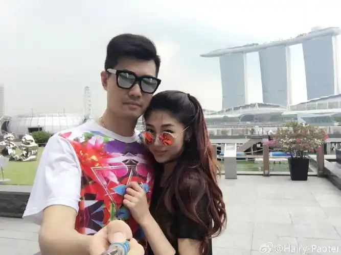 王仕鹏夫妇畅游新加坡