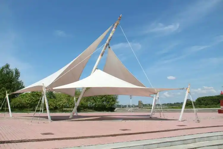 帆状的凉棚韵味十足.