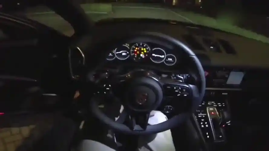 保时捷卡宴在夜晚开看不清路当仪表盘打开后才知道什么叫人性化