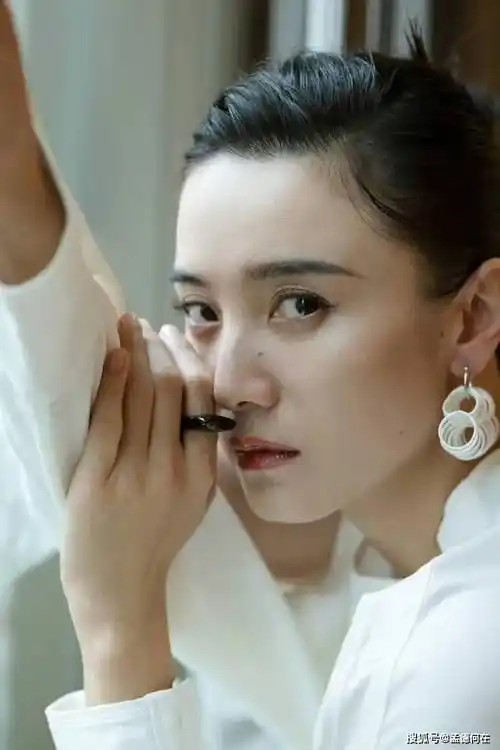 宋佳的美,首先体现在她的颜值上.