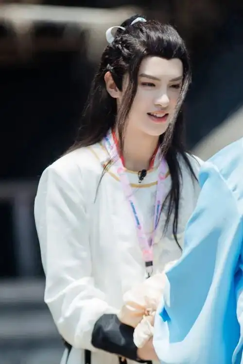 黄明昊长发造型白衣古装尽显少年侠气密室大逃脱最新高清剧照来袭