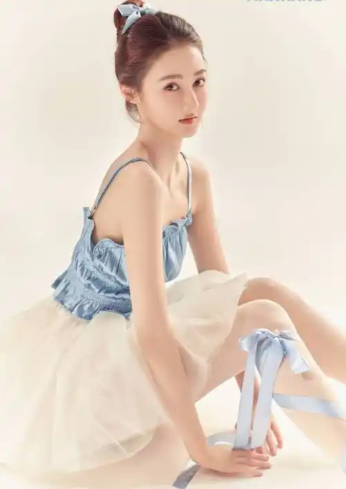 郭品超女友马泽涵身穿芭蕾舞服,身材苗条,肌肤雪白,凸显出青春靓丽