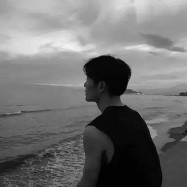 男生背影黑白头像伤感图片高清伤感孤单的男生背影图片头像