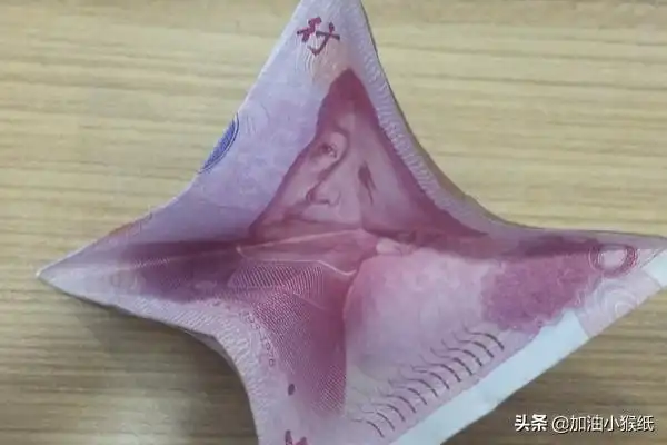 3,将上面三角形的两角分别沿着中间线折叠;4,翻转,和上步骤一个折法;5