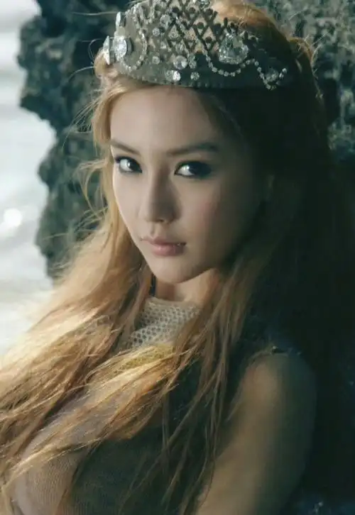 angelababy#|#杨颖#女王的皇冠不能掉一个小鼻戴皇冠合集@angelababy