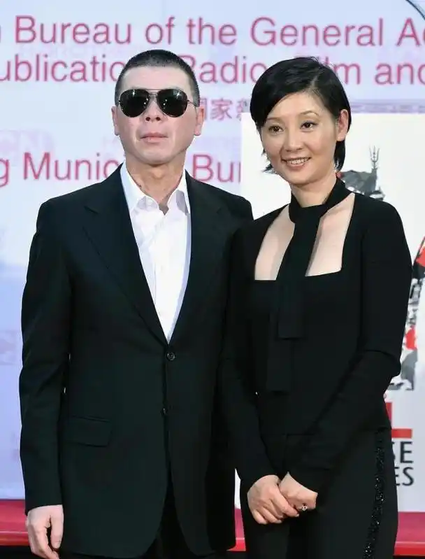 冯小刚徐帆同框冯小刚西装墨镜像保镖徐帆礼服挖个大领抢风头