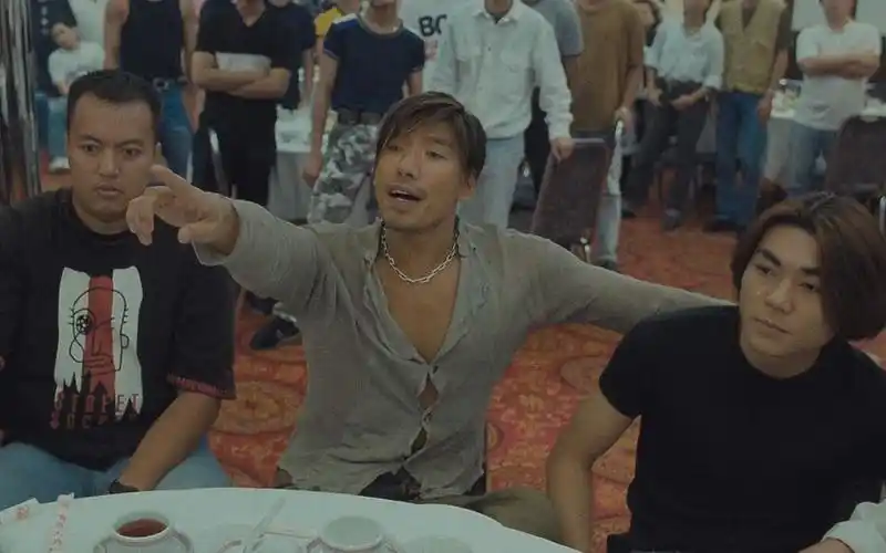 乌鸦5个嚣张瞬间,敢踩关公像,吃饭掀桌子,这些镜头别人学不来_哔哩哔