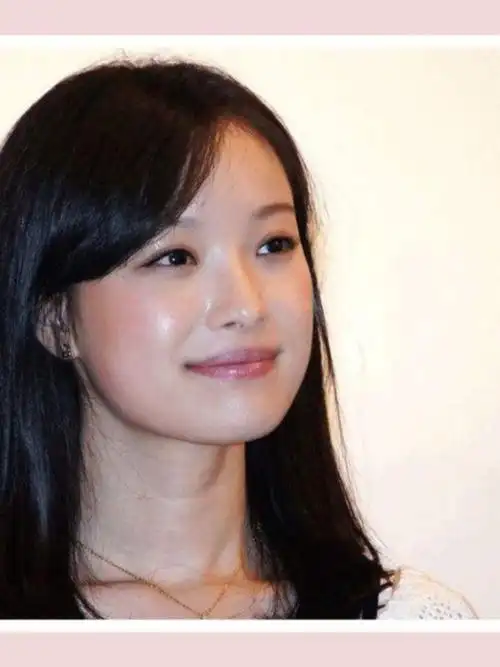 我们来看看她从出道到现在有哪些变化吧 最明显的莫过于倪妮的双眼皮